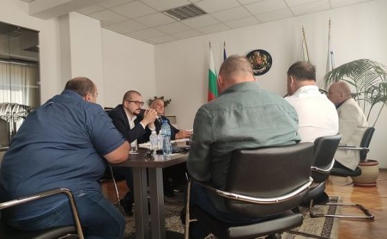 На мач - с маска и през две седалки