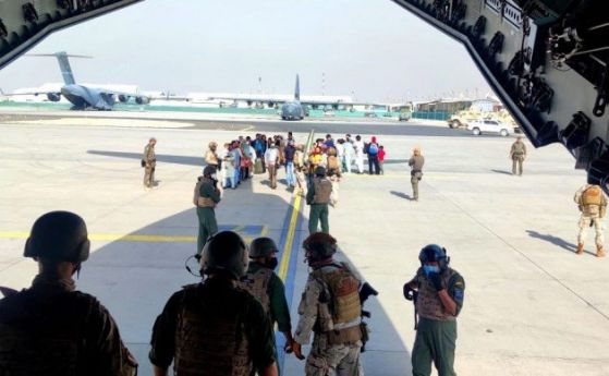 Петима българи са евакуирани от Афганистан с румънските ВВС