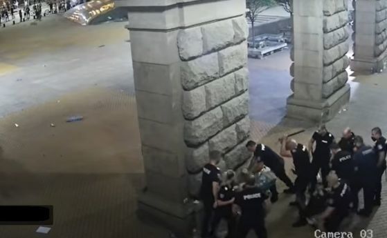 Ето ги имената на полицаите, които пребиваха протестиращите зад колоните!