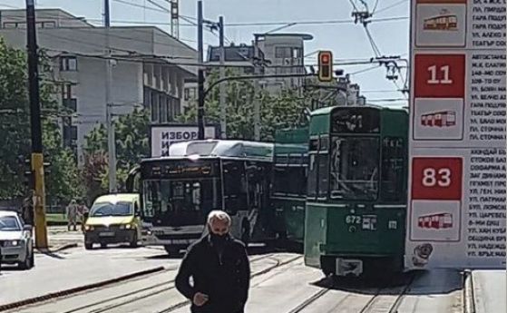 Трамвай и автобус се блъснаха в София (обновена)