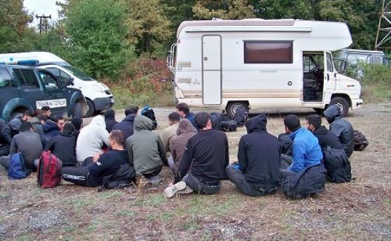 Задържаха 23 мигранти в кемпер край Малко Търново