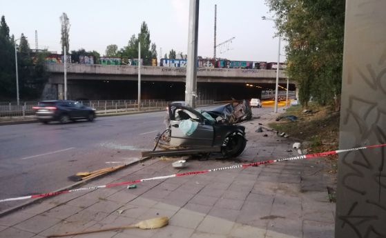 Тежка катастрофа в София, кола се удари в стълб и се разцепи