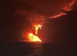 Лавата от вулкана в Ла Палма достигна океана: има риск от експлозии и токсичен газ