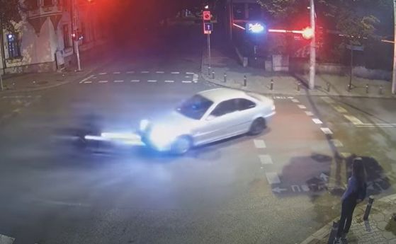 Нов тежък инцидент в Стара Загора: Кола уби моторист, той се вряза в пешеходци (видео)