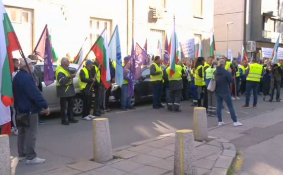 Протестиращи строители се опитаха да влязат в МРРБ, полицейски кордон пази входа (видео)