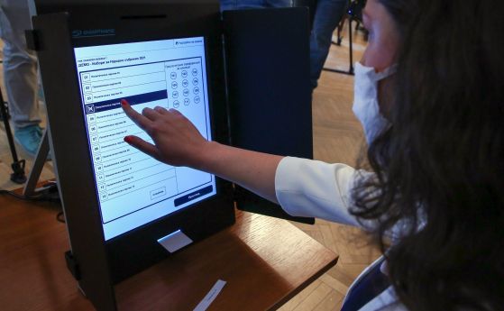 Сиела Норма показва екраните на машините за гласуване