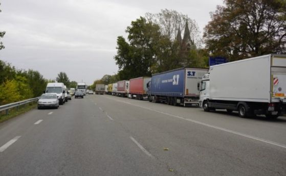 Огромни опашки от камиони на Дунав мост Видин, съветват да се минава през Русе