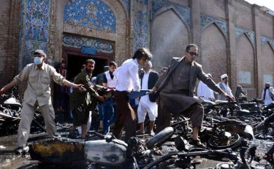 Експлозия в шиитска джамия в Афганистан, загиналите са поне 100