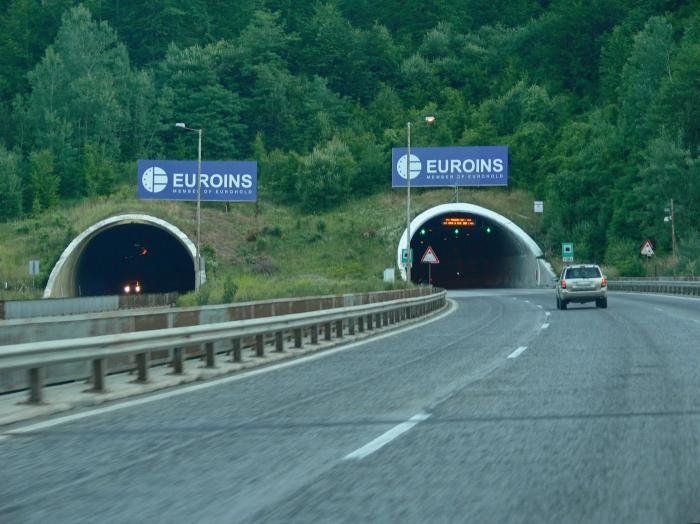 Камион аварира на Хемус, движението се извършва в 1 лента