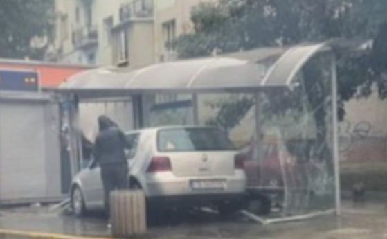 Кола се заби в автобусна спирка в Пловдив