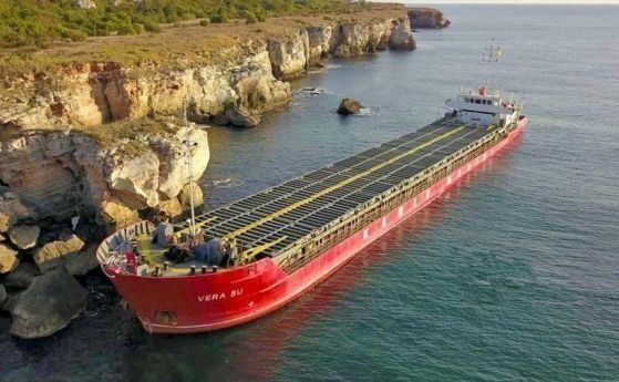 Цветът на водата при Вера Су е променен, усеща се мирис на нефт