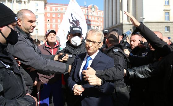 Възраждане яхна протест на медици, нахвърлиха се на Денков. Полиция го ескортира до МОН