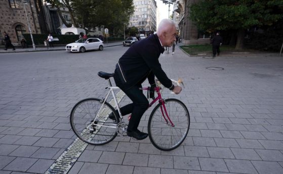 Снимка на деня: Волен пристига с колело на протеста срещу зеления сертификат