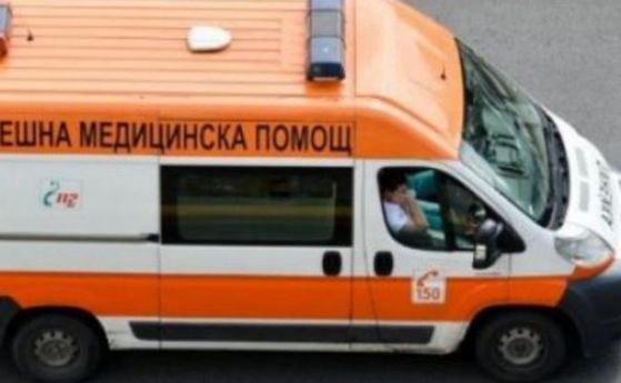 Автобус с работници се удари в кола край Ботевград
