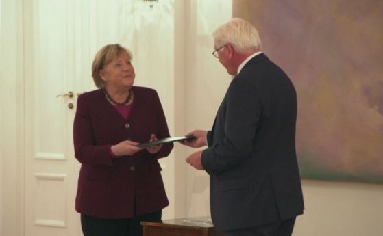 Бундестагът освободи Меркел от поста канцлер