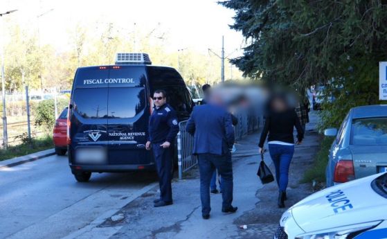 Полицията и НАП влязоха на проверка в сградата на Автомагистрали (видео)