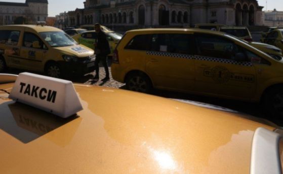 Таксиметрови шофьори разпънаха протестен лагер, искат ликвидирането на ''Максим''