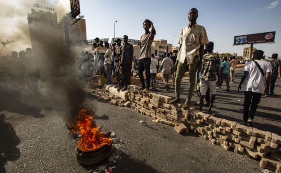 Стотици хиляди протестираха в Судан против преврата, трима са застреляни