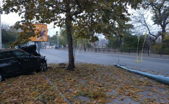 Кола се блъсна и събори електрически стълб в Пловдив