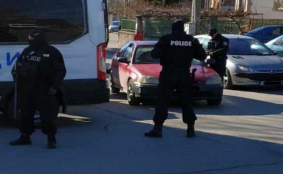 Двама задържани за купуване на гласове в ромската махала в Руен (обновена)