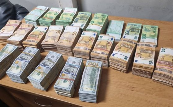 Рекорд: Недекларирана валута за 1,5 млн. лева откриха митничарите на Лесово