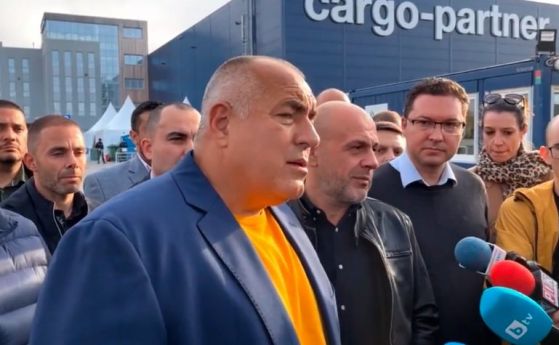 Борисов заведе медии пред склада с машини за вота: Тук има 228 допълнителни, готвят нов Костинброд