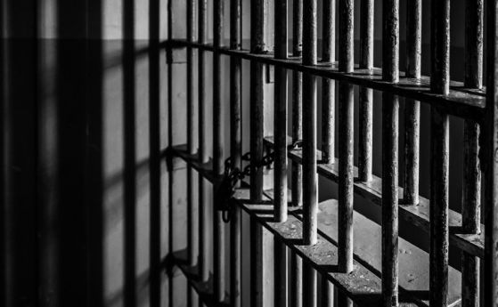 Затворник изнудвач получи 8 г. за заплахи, че ще залее с киселина жена с психически проблеми