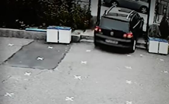 Жена влезе с автомобила си в училищен двор в Перник (видео)