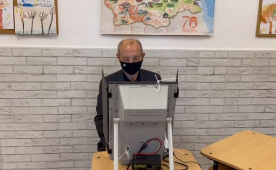 Доган подсказва на своите за кого да гласуват чрез часа, в който отива до секцията