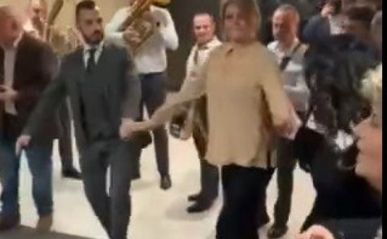 Десислава Радева поведе хорото след изборната победа (видео)