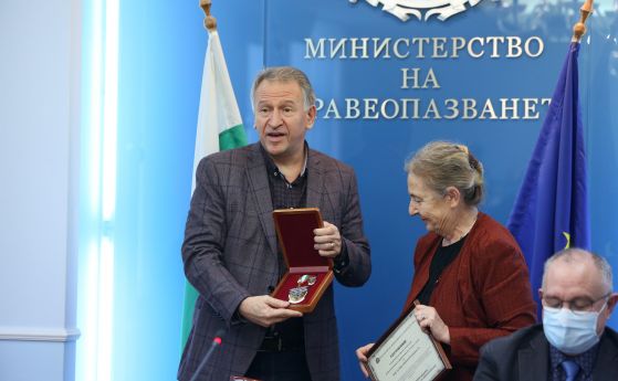 Проф. Кожухарова със златен медал от МЗ за заслуги в борбата с пандемията
