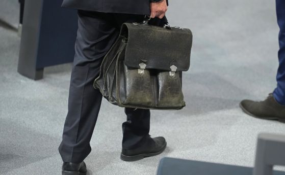 Човекът с износеното кожено куфарче, който скоро ще стане канцлер на Германия