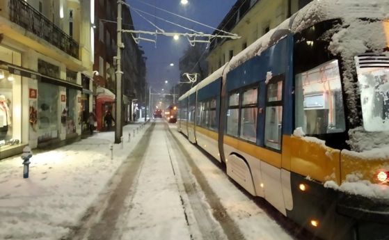 Пътната обстановка в София е усложнена, снегът пак ни изненада