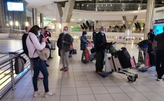 Трима от румънците, с които пътуваха българи от Южна Африка, са с положителен тест