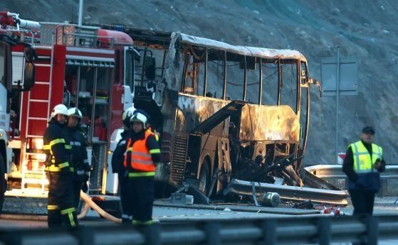 Известна е причината за изгорелия автобус на Струма