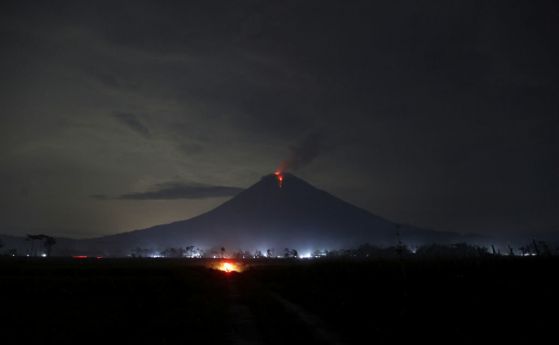 Вулкан изригна на о-в Ява, взе жертва и рани десетки