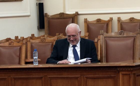 Минеков отива в централата на ГЕРБ, моли ги учтиво да напуснат НДК