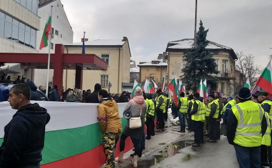 Протестиращите пред МРРБ: Без гориво и пари техниката ще седи - ах, г-жа Комитова (видео)