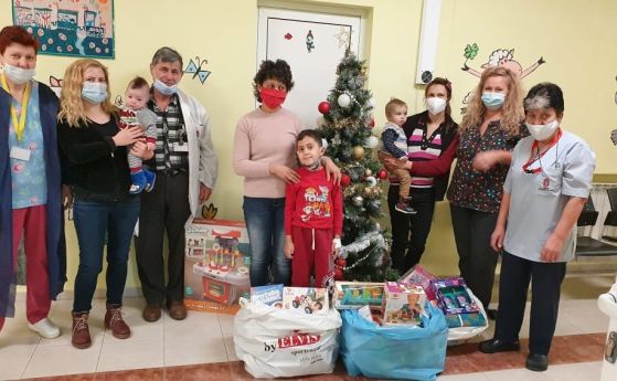 Децата от УНГ отделението в ИСУЛ с подаръци от Дядо Коледа