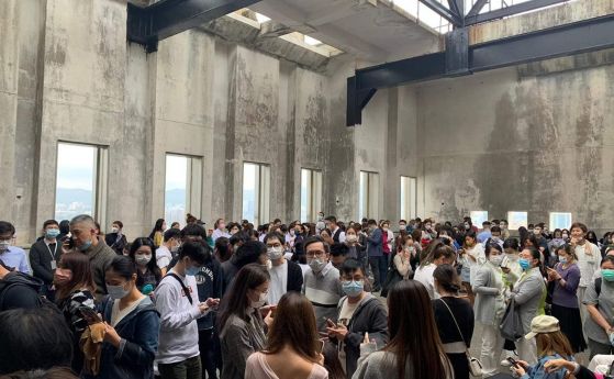 Стотици хора бяха блокирани на покрива на горящ небостъргач в Хонконг
