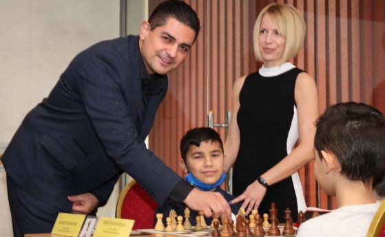 Министър Радостин Василев и омбудсманът Диана Ковачева откриха турнир за деца по шах