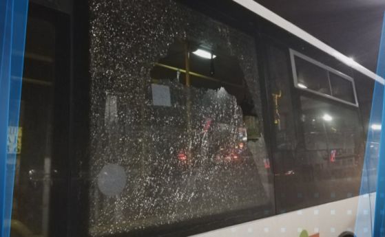 Неизвестен стреля по 3 автобуса в тунел в Пловдив
