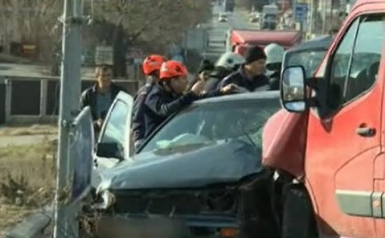 Тежка катастрофа край Благоевград, очевидци и спасители вадят двама затиснати в кола
