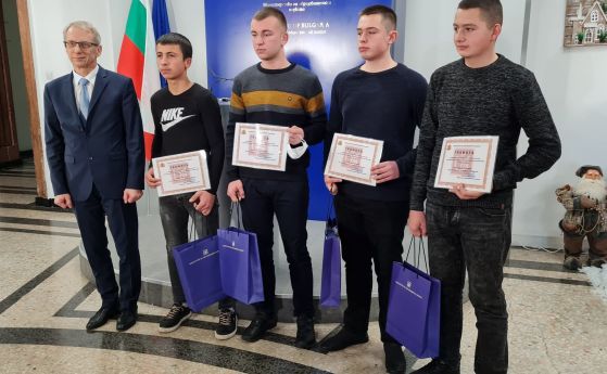 Министър Денков награди учениците, спасили хора от пожара в село Рояк