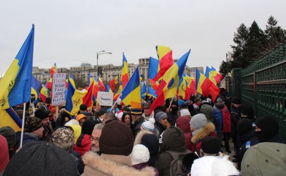 Протестиращи срещу COVID мерките атакуваха румънския парламент