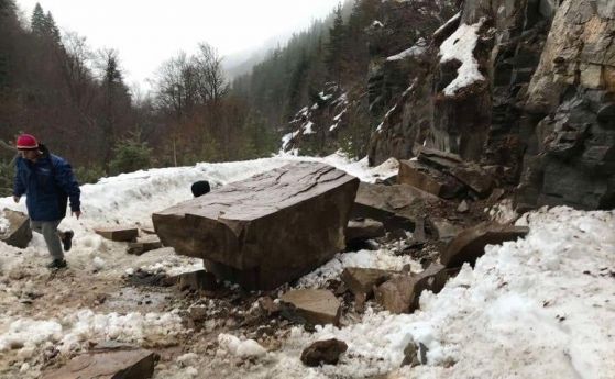 Тонове скали се срутиха и откъснаха пловдивско село от света