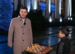 Премиерът посрещна 2022 г. в компанията на 10-годишен български топ шахматист (видео)