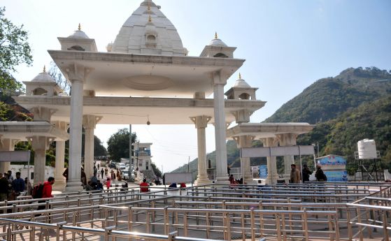 12 загинаха, стъпкани в религиозно светилище в Индия
