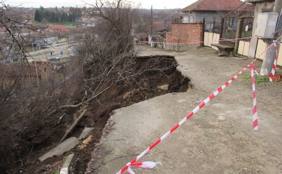 Срути се път, застрашени са къщи във Ветово