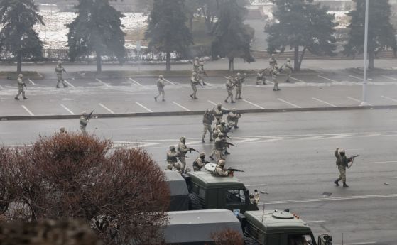Десетки протестиращи в Алмати са 'елиминирани', Русия изпраща паравоенни (снимки)